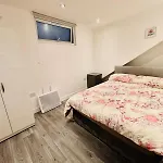 20 Lees Road Uxbridge Ub8 3At