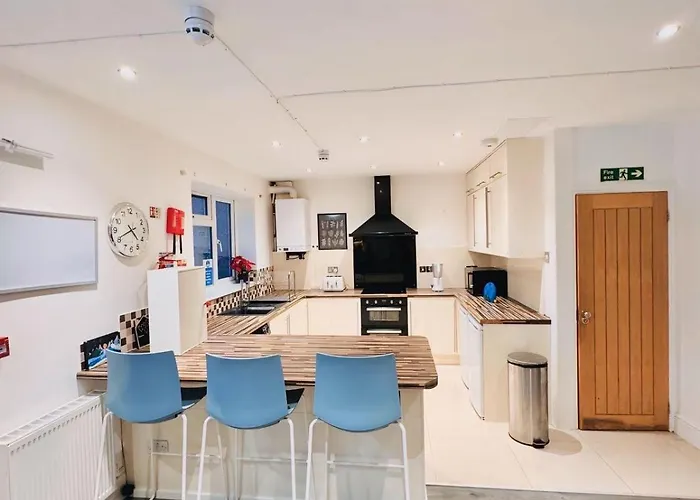 20 Lees Road Uxbridge Ub8 3At