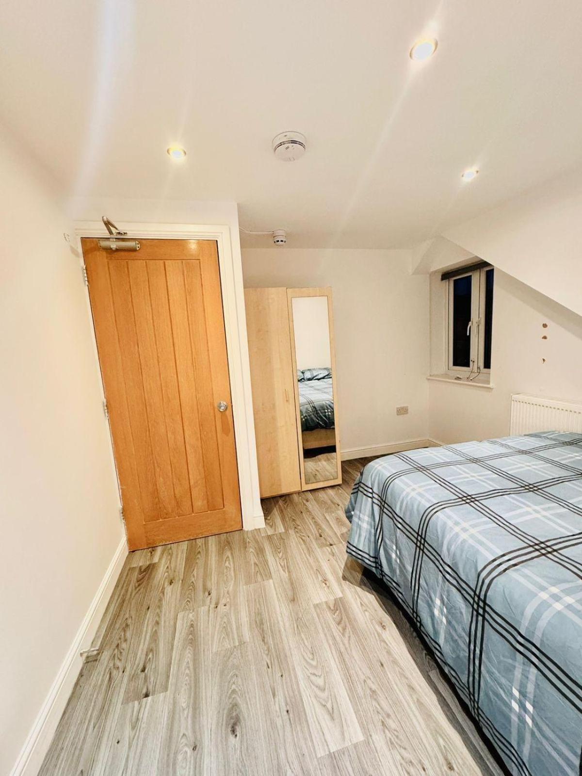 20 Lees Road Uxbridge Ub8 3at Holiday home