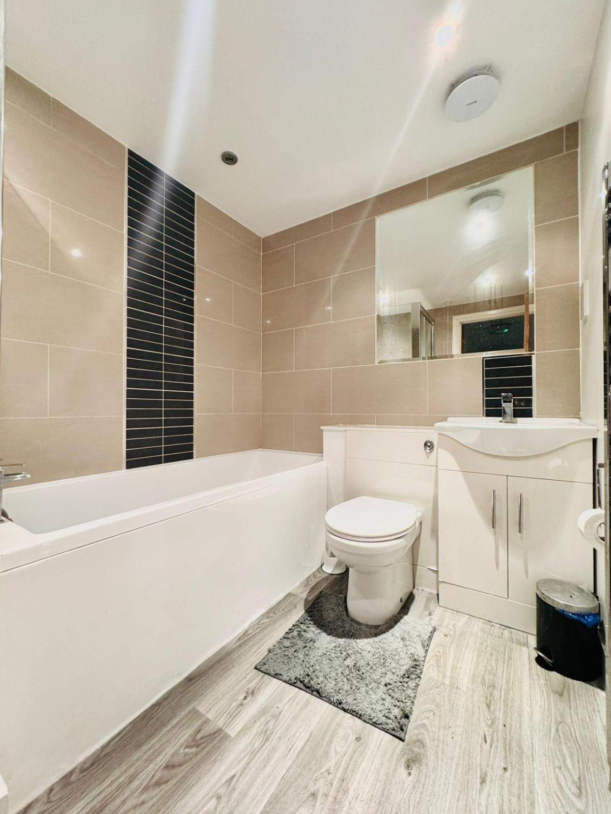 Holiday home 20 Lees Road Uxbridge Ub8 3at