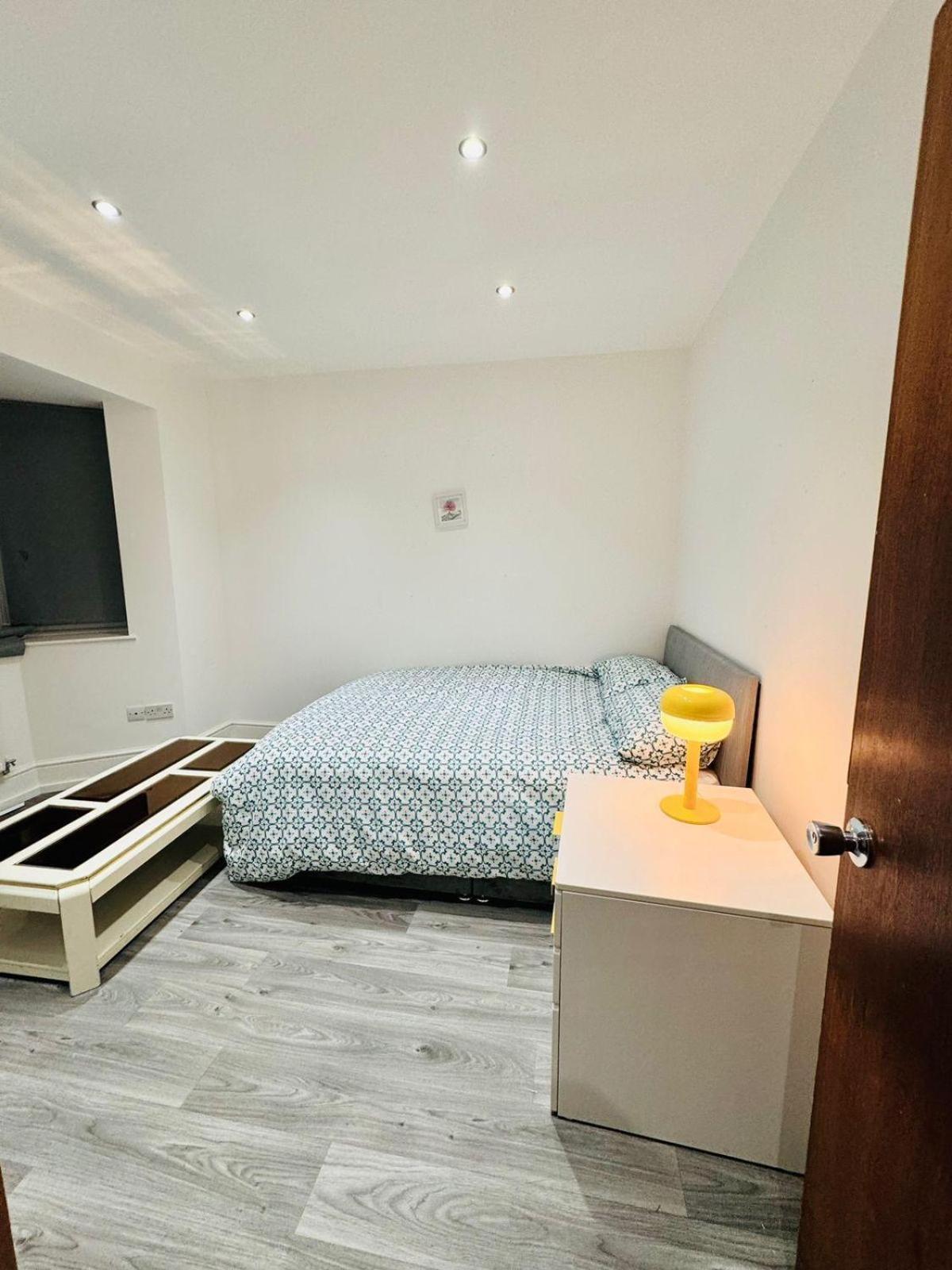 20 Lees Road Uxbridge Ub8 3at *