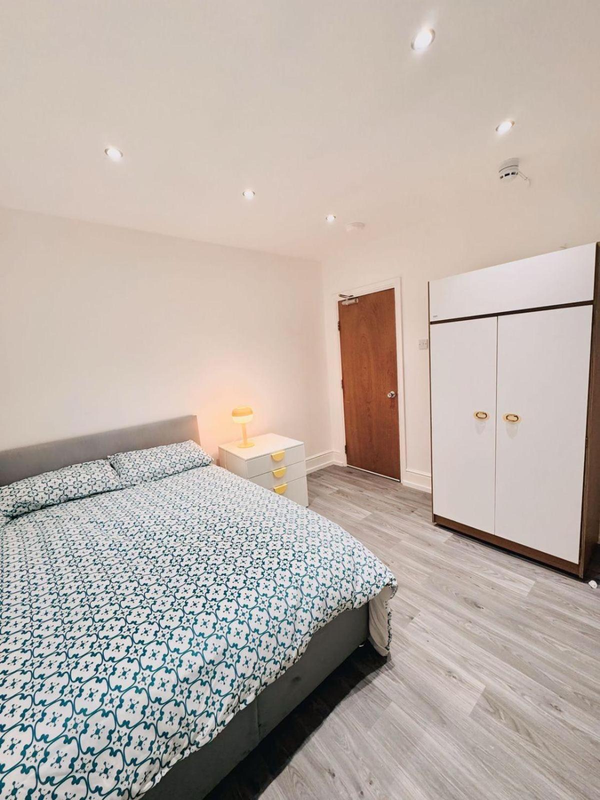 20 Lees Road Uxbridge Ub8 3at *